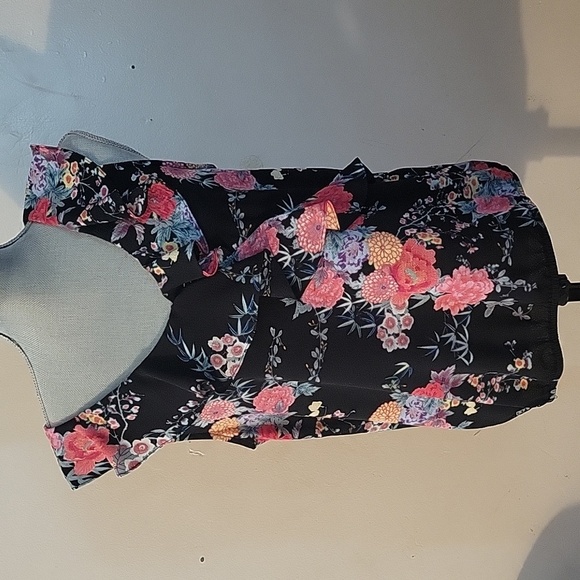B Wear Woman's Sleeveless Black & Pink Floral V- Neck Ruffle Top, Size: XL - Picture 1 of 6